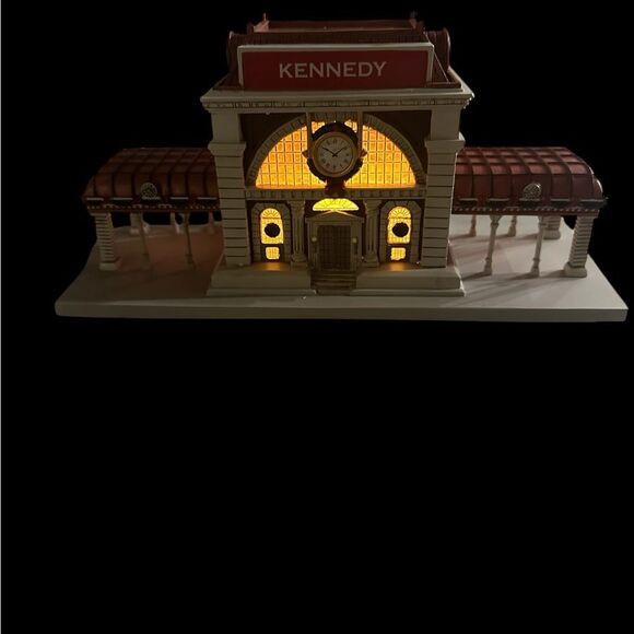 Hawthorn Village Lighted Train Station - Picture 3 of 10